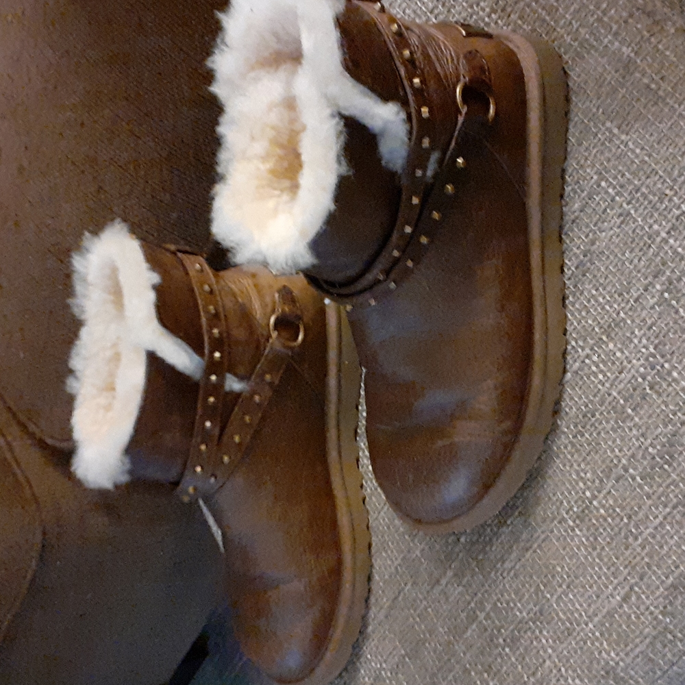 Uggs - Picture 2 of 6